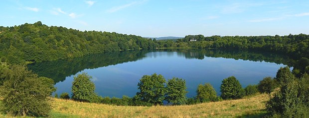 Krterov jezero Weinfelder Maar v zpadonmeckm Eifelu