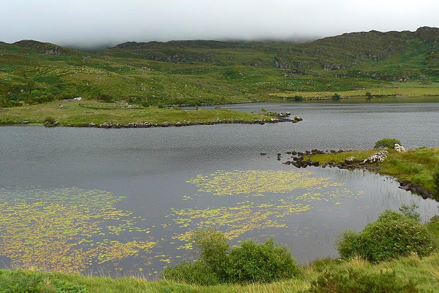 Mraky nad jezerem Acoose skrvaj nejvy horu Irska