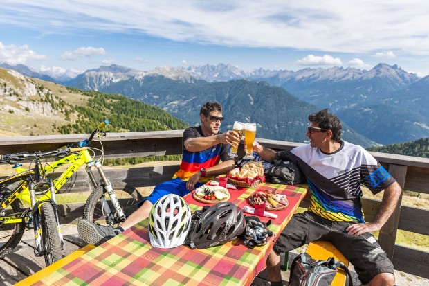  Val di Fiemme - Rifugio Passo Feudo - Ciclisti si rilassano in rifugio, foto  Ronny Kiaulehn