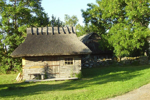 Ostrov Muhu, Linnuse, muzeum u vtrnho mlna  Eemu
