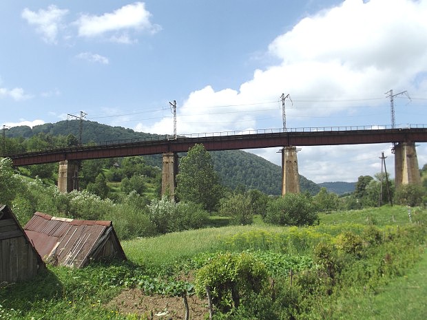 eleznin most v obci Uok
