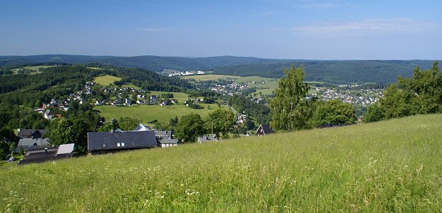 Vhled z cesty na rozhlednu Aschberg k Bublav a Klingenthalu