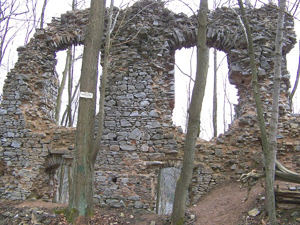 Zbytky palcovch zd hradu Blansek