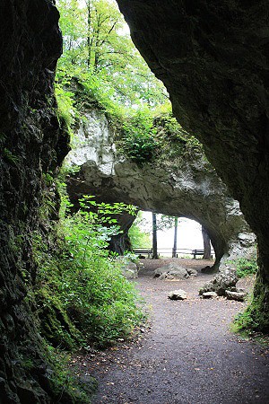 Jeskyn ipka, vstupn portl s komnem