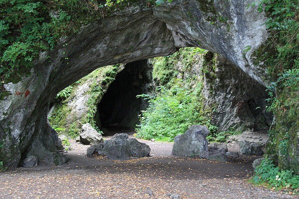 Vstupn portl jeskyn ipka v pln krse