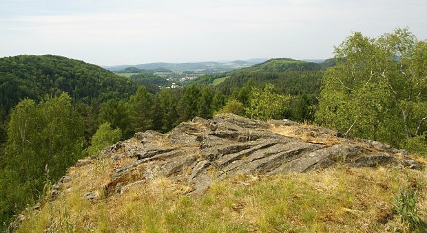 Klasov odlunost edie na vrcholu vrchu Herdstein (471 m)