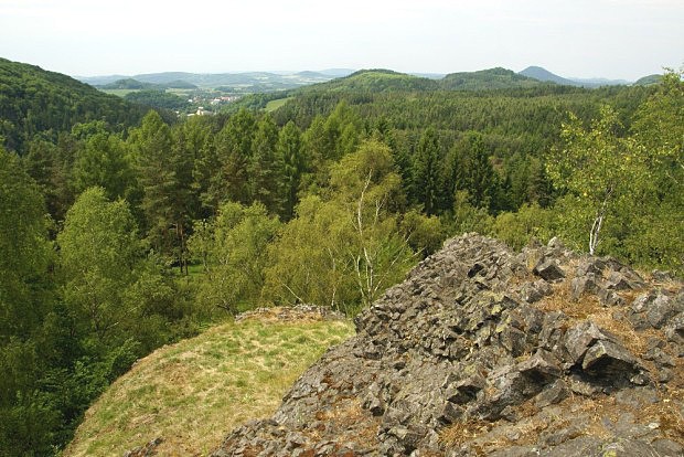 Vhled na eskou Kamenici a vpravo Rovsk vrch  (619 m) z vrchu Herdstein (471 m)