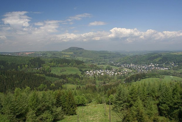 Vhled z Kohlhaukuppe (786 m) na msteko Geising a Geisingberg (824 m)