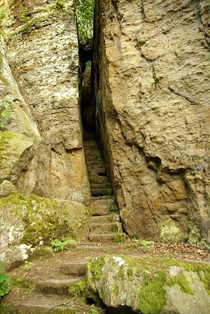 Vytesan schodit k jeskyni Zwergenhhle (Trpasli jeskyn)
