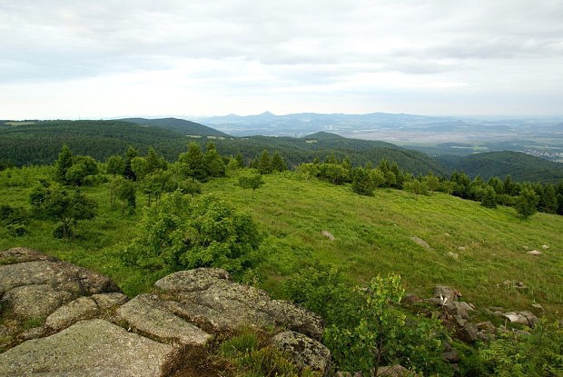 esk stedoho a  vchodn Krun hory z Loun (956 m)