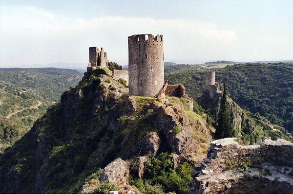 Lastours (Francie) - pohled z hradu Cabaret na hrad