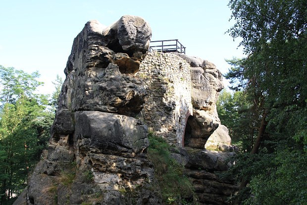 Skalisko s vyhldkovou ploinou na hrad Rottejn