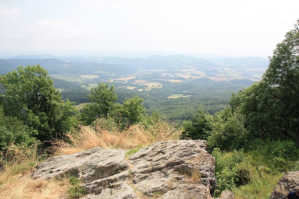 Vhled z vrcholovho skaliska hradu Sitno