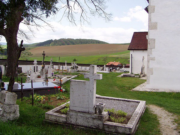 Hbitov u kostela