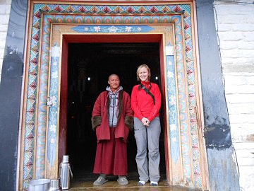 S mnichem v kltee v Upper Pisangu