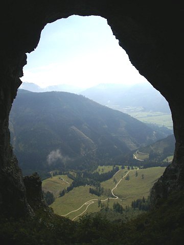 Pohled od portlu jeskyn Wildfrauenhhle
