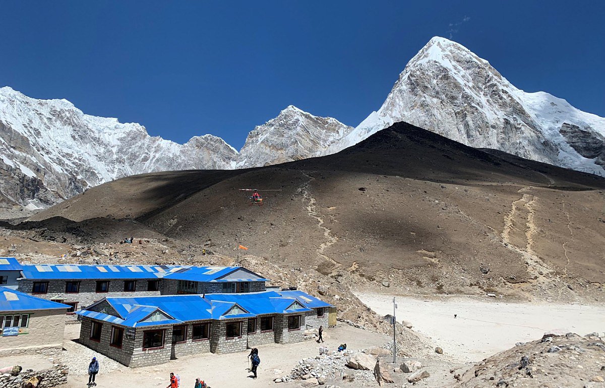 Gorakshep (5.164 m), v pozad Kalapathar (5.648 m) a Pumori (7.138 m)
