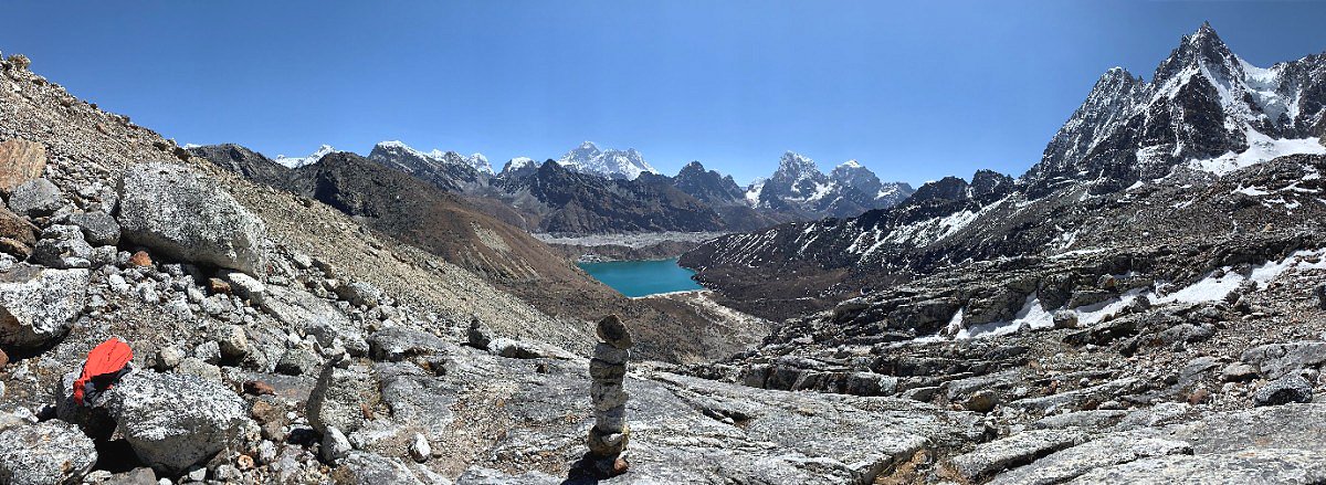 Pohled z vstupu k sedlu Renjo La Pass zpt na Gokyo Lake, uprosted masiv Everestu a Lhoce