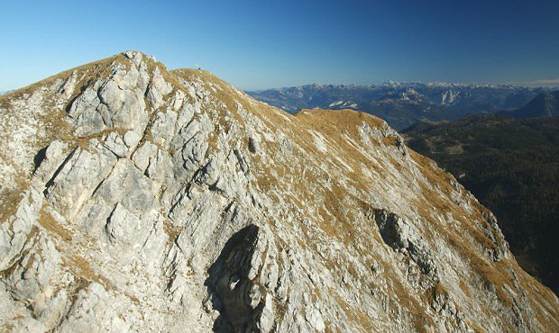 Vrcholov st hory Gamsfeld (2027 m), v pozad je poho Totes Gebirge