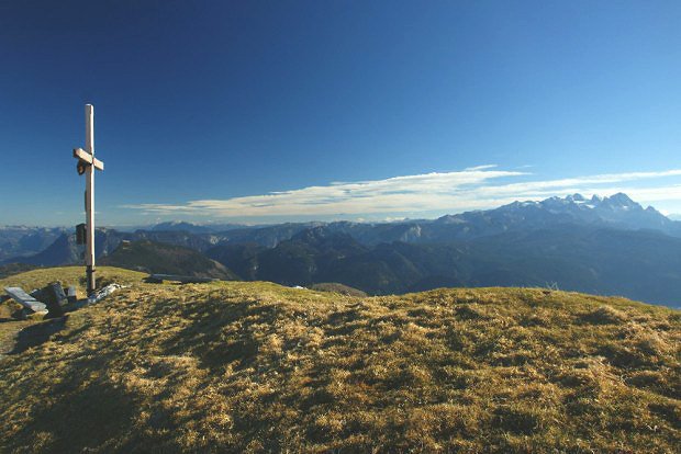 Vrchol Gamsfeld (2027 m) s Dachsteinem (2995 m)