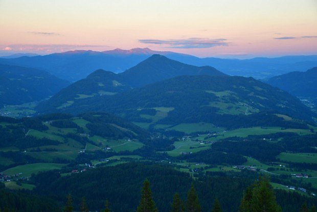 Vhled z parkovit Schneben (1705 m) na horskou skupine Seetaler Alpen chvli po zpadu slunce