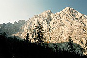 Na zatku labiny Hoher Winkel, vpravomasiv s vrcholy - zleva Ellmauer Halt (2 344 m) a Gamshalt