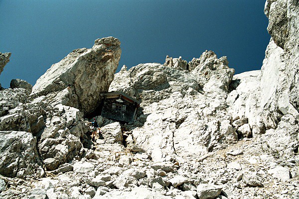 Bivakovac chatka pod vrcholem Ellmauer Halt