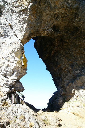 Skaln okno v sedle Trl (1457 m)