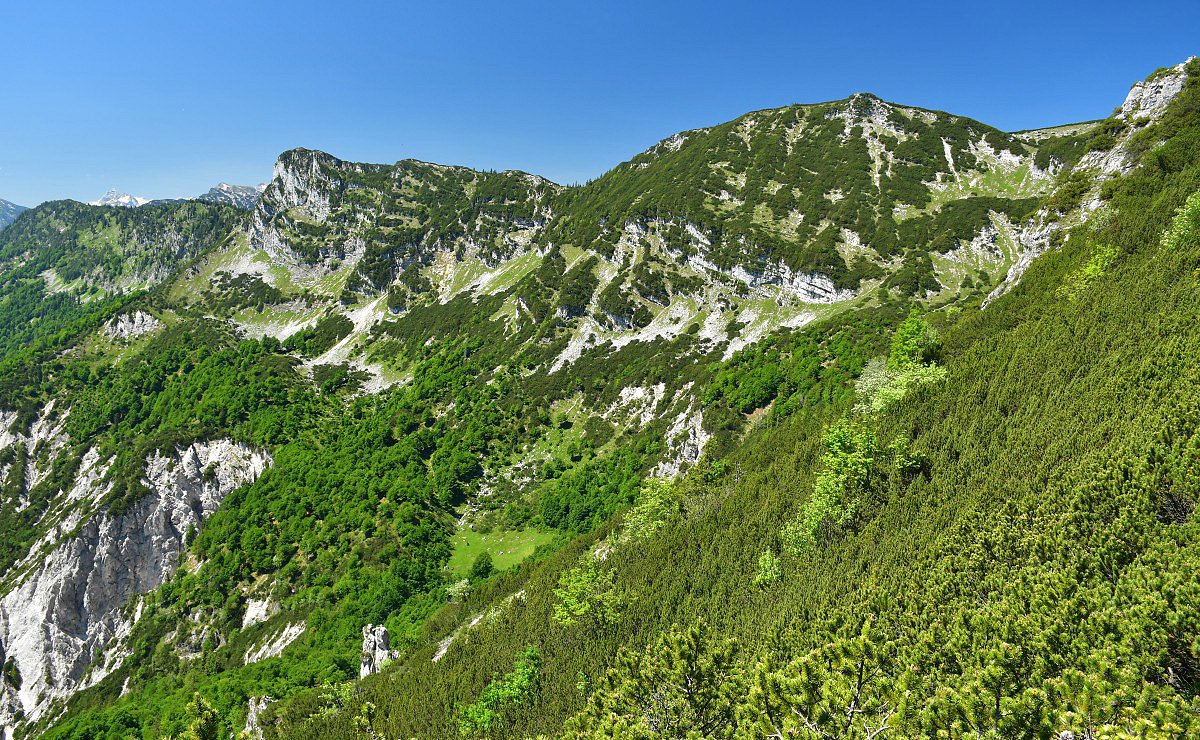 Horsk psmo Lattengebirge - uprosted Karkopf (1739 m) a mrn vlevo Trlkopf (1 704 m)