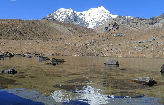 Jeden z vrchol Chulu se vzhl v hladin Ice lake (4 600 m)