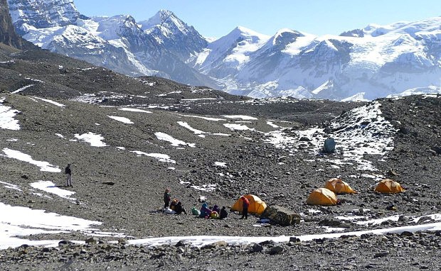 Horolezeck tbor vpravy na kopec Thorung peak (6 201 m) nad sedlem Thorong La