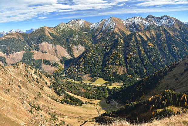 Pohled z vrcholu Schttkogel (2049 m) na nejvy st Rottenmannskch Taur s vrcholem Groer Bsenstein (2448 m)