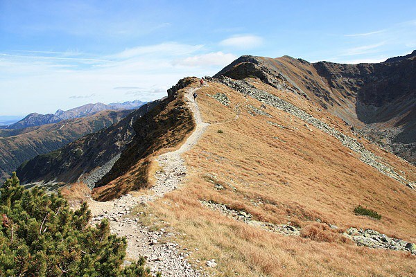 Cesta na Skriniarky, vlevo erven vrchy a Giewont