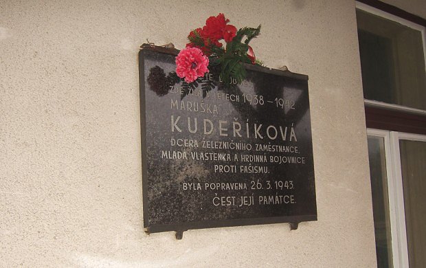 Vzpomnkov deska Maruly Kudekov na nstupiti ve Vrbovcch