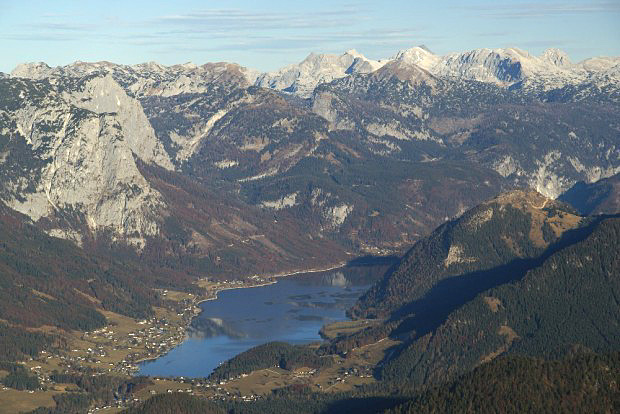 Grundlsee (708 m) pod velikny Totes Gebirge ze Zinkenu (1854 m)