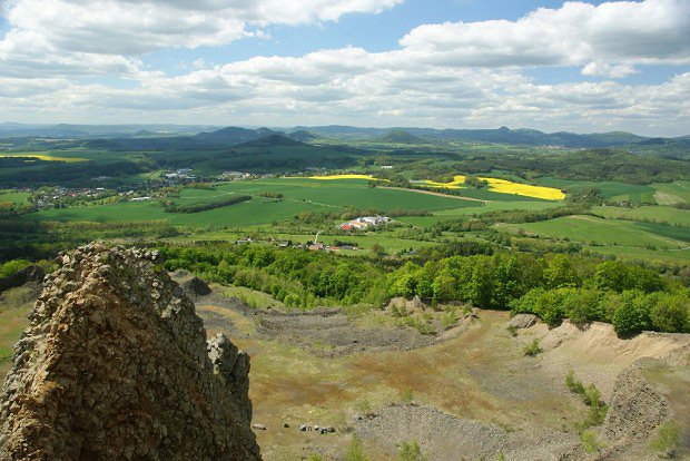 Luick hory a esk stedoho z vrcholu hory Tlustec (593 m) - pohled pes lom