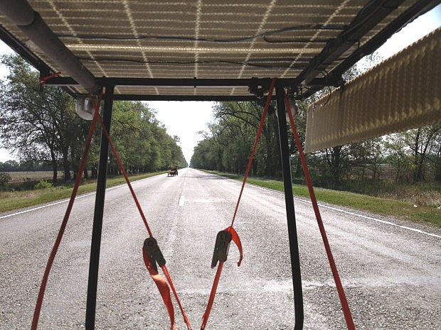 Pohled z kokpitu. Prvn tkolka objd stn stromu vren na silnici