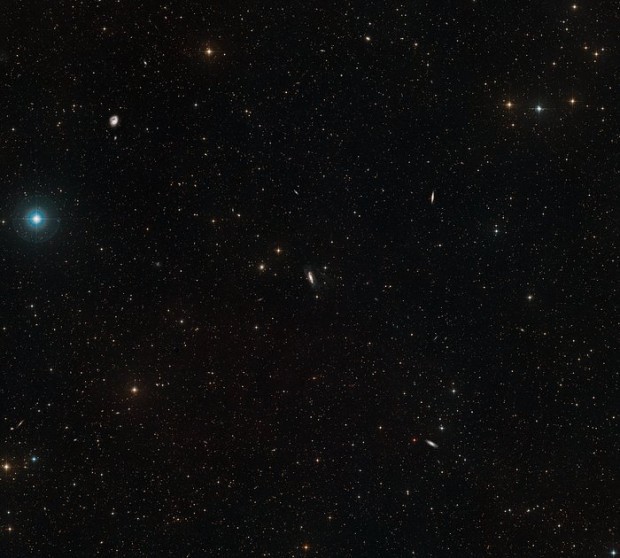 Okol galaxie NGC 3981 na zbru z pehldky DSS