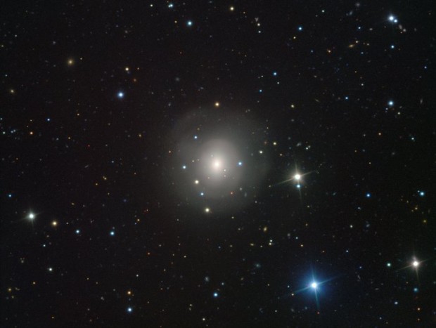 Snmek galaxie NGC 4993 pozen pstrojem VIMOS zachycuje optick protjek doprovzejc splynut dvojice neutronovch hvzd