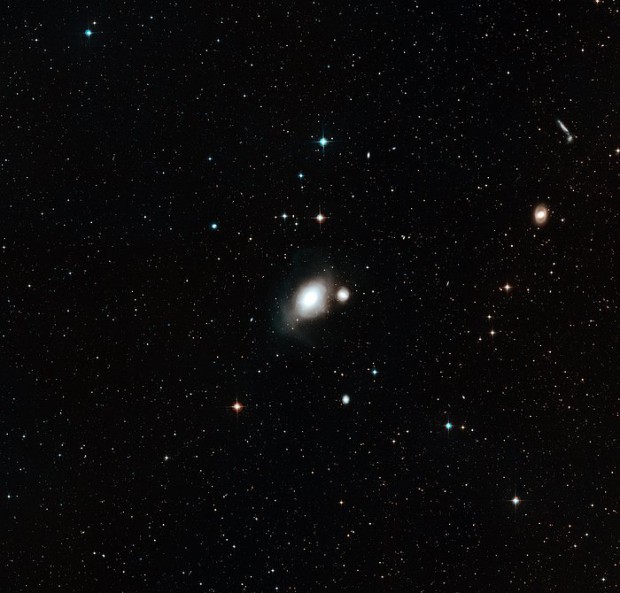 irokohl pohled na interagujc galaxie NGC 1316 a 1317