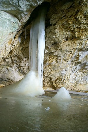 Mohutn ledov stalagnt