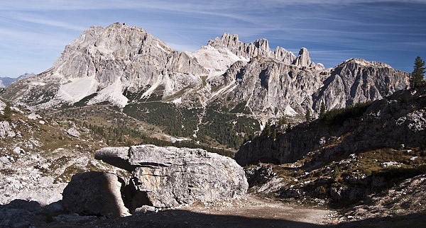 Masivy Lagazoi a Tofana z cesty ze sedla Passo Falzarego