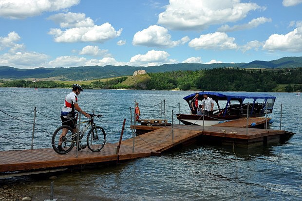 S kolem pes jezero k hradu Czorszty