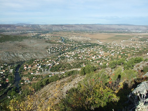 Vhled z hradu nad Blagaj na Mostarskou kotlinu