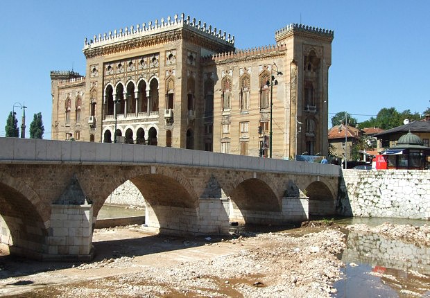 Sarajevsk knihovna, barbarsky vyplen srbskm vojskem