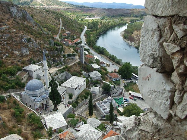 Vhled z hradu na zbytky Poitelje, dole tee Neretva