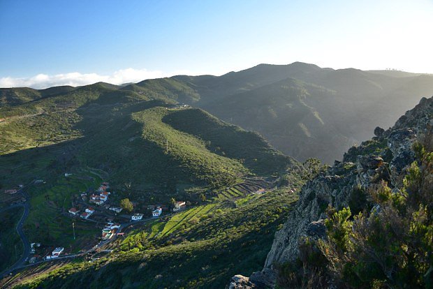 Vhled z okraje vrcholov ploiny na nejvy horu Alto de Garajonay (1484 m) a osadu Pavn