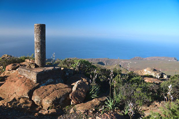 Na hlavnm vrcholu posvtn stolov hory Fortaleza (1241 m) s Atlantickm ocenem v pozad