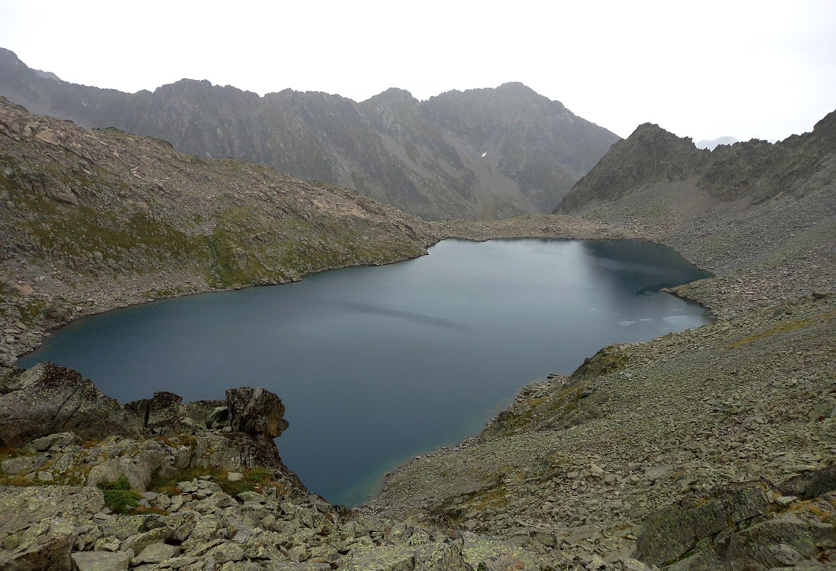 Jezero Ibn Negro na svahu Pico de Aneto