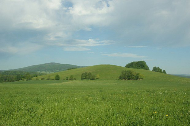 Pohled na travnat Lnsk vrch (423 m)